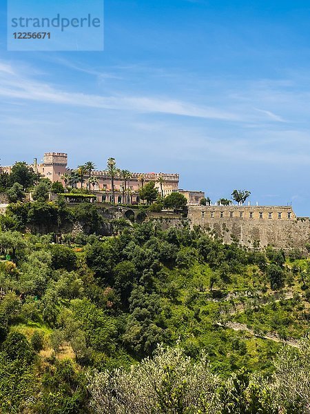 Blick von Castellammare de Stabia auf den Golf von Neapel und Marina di Vico  Neapel  Kampanien  Italien  Europa