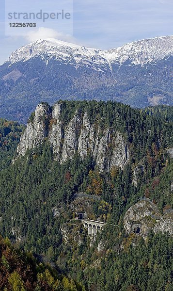 Krauselklauseviadukt mit Pollereswand und Raxeres-Massiv mit Heukuppe  Wolfsbergkogel  Semmering  Niederösterreich  Österreich  Europa