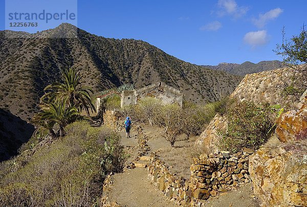 Frau beim Wandern auf einem Wanderweg  Tamargada bei Vallehermoso  La Gomera  Kanarische Inseln  Spanien  Europa
