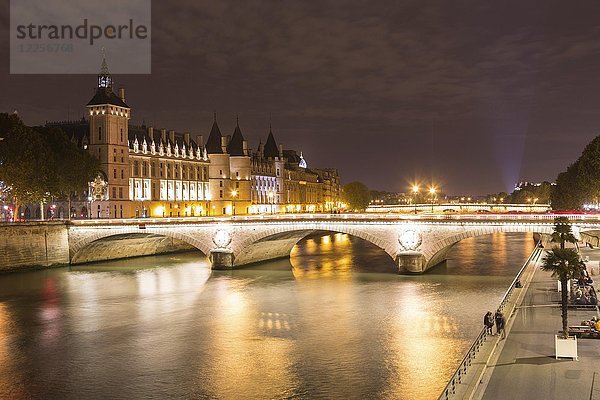 Conciergerie und Pont au Change am Ufer der Seine bei Nacht  Île de la Cité  Paris  Frankreich  Europa