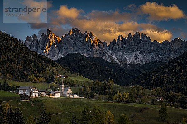 Gipfel der Geislergruppe mit Dorf St. Magdalena im Herbst im Abendlicht  Villnößtal  St. Magdalena  Südtirol  Italien  Europa