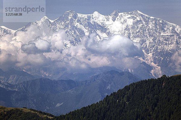 Blick von Morissolino auf den schneebedeckten Monte Morissol-Rosa-Massiv  Walliser Alpen  Schweiz  Europa