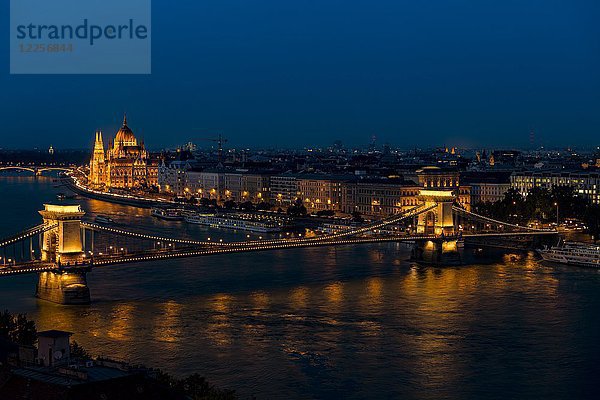 Stadtansicht  Donau mit Kettenbrücke und Parlament in der Abenddämmerung  Budapest  Ungarn  Europa