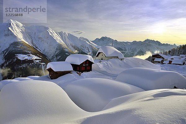 Tief verschneites Bergdorf  Bettmeralp mit Kapelle Maria zum Schnee im Abendlicht  Kanton Wallis  Schweiz  Europa