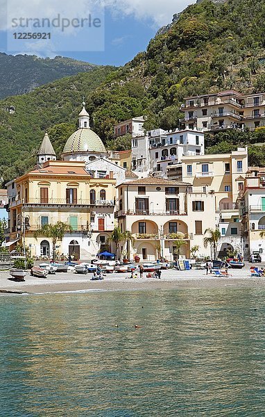 Stadtansicht und Strand  Fischerdorf Cetara  Amalfiküste  Kampanien  Italien  Europa