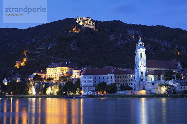 Blick über die Donau nach Dürnstein mit Stiftskirche und Burgruine  Wachau  UNESCO-Weltkulturerbe  Österreich  Europa
