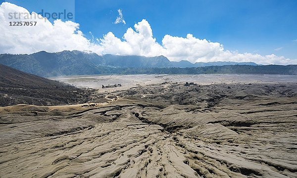 Vulkanische Landschaft  Blick vom Kraterrand des Vulkans Gunung Bromo in die Caldera Tengger  Nationalpark Bromo-Tengger-Semeru  Java  Indonesien  Asien