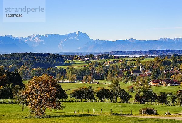 Neufahrn und Deining bei Egling mit Zugspitze  Blick von der Ludwigshöhe  Alpenvorland  Oberbayern  Bayern  Deutschland  Europa