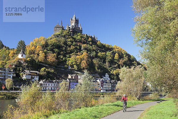 Radfahrer an der Mosel  Burg Chochem im Herbst  Cochem  Rheinland Pfalz  Deutschland  Europa