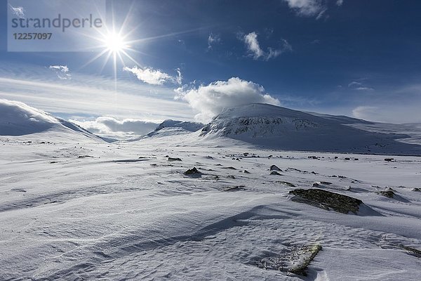 Berglandschaft und Berge im Schnee  Tjäktja-Pass  Kungsleden oder Königsweg  Provinz Lappland  Schweden  Skandinavien  Europa