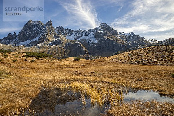 Silbertaler Winterjöchle im Herbst  im Hintergrund die Gipfel von Patteriol und Verwall  Tirol  Österreich  Europa