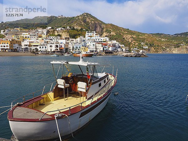 Boot im Hafen von Sant'Angelo  Ischia  Kalabrien  Italien  Europa