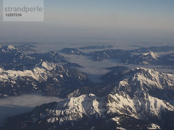 Luftaufnahme  schneebedeckte Alpen mit Wolkendecke  Steiermark  Österreich  Europa
