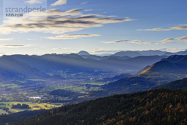 Blick von Zwiesel über das Isartal mit Lenggries  Isarwinkel  Oberbayern  Bayern  Deutschland  Europa