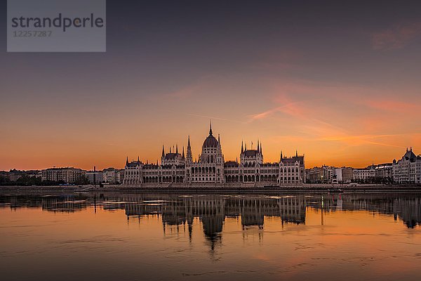 Sonnenaufgang mit Parlament und Wasserspiegelung in der Donau  Budapest  Ungarn  Europa