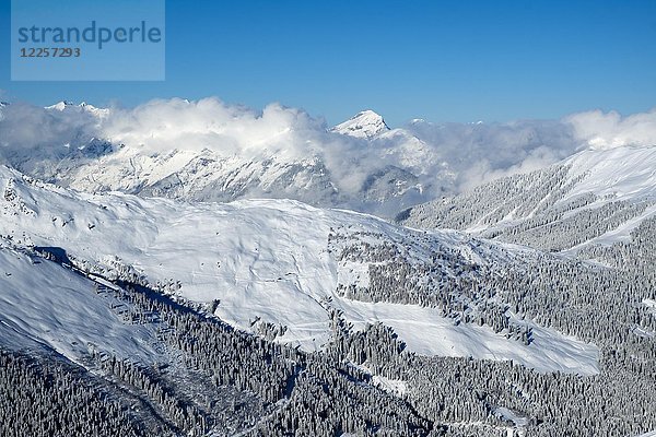 Sonnjoch im Karwendelgebirge über den Ausläufern des Sonntagsköpfls  Blick von den Hängen des Marchkopfs bei Hochfügen  Zillertal  Tirol  Österreich  Europa