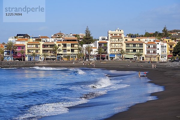 Schwarzer Lavastrand mit Brandung  La Playa  Valle Gran Rey  La Gomera  Kanarische Inseln  Spanien  Europa