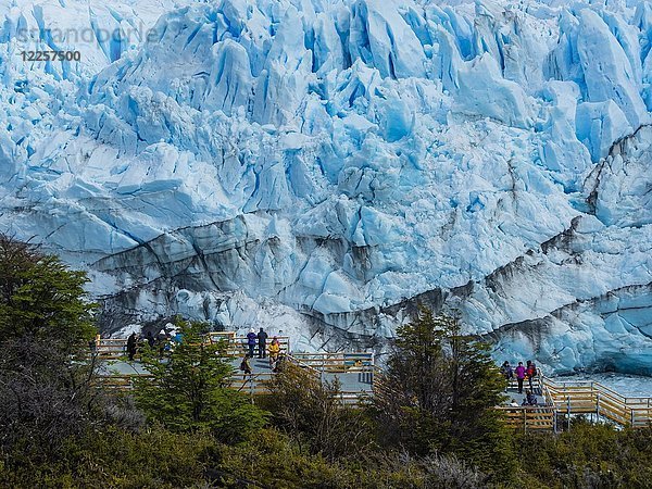 Touristen auf einer Aussichtsplattform am Perito-Moreno-Gletscher  Region El Calafate  Provinz Santa Cruz  Patagonien  Argentinien  Südamerika