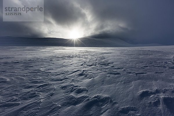 Sonne mit Wolken und Schnee  Kungsleden oder Königsweg  Provinz Lappland  Schweden  Skandinavien  Europa