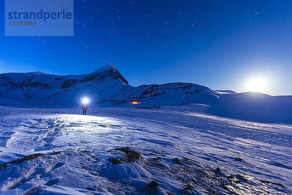 Person mit Zelt bei Vollmond im Schnee  Kungsleden oder Königsweg  Provinz Lappland  Schweden  Skandinavien  Europa