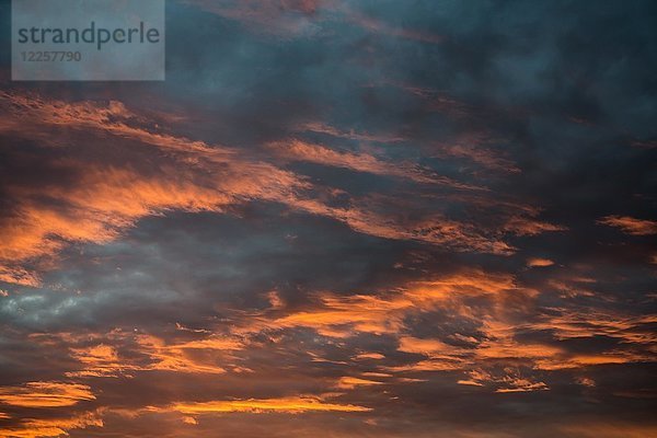 Sonnenuntergang mit rot leuchtenden Wolken  Deutschland  Europa