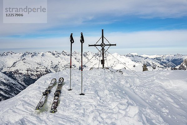 Gipfelkreuz der Kogelseespitze mit Tourenski bei Lechtaler Alpen im Winter  Lechtal  Tirol  Österreich  Europa