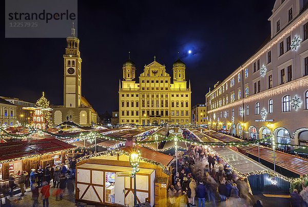 Weihnachtsmarkt  Perlachturm und Rathaus  Rathausplatz  bei Nacht  Augsburg  Schwaben  Bayern  Deutschland  Europa