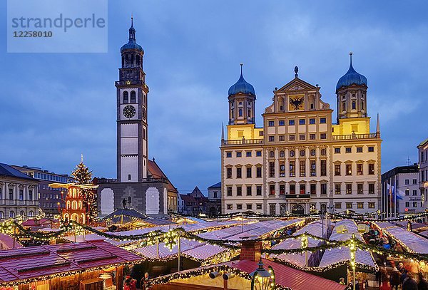 Weihnachtsmarkt  Perlachturm und Rathaus  Rathausplatz  in der Abenddämmerung  Augsburg  Schwaben  Bayern  Deutschland  Europa