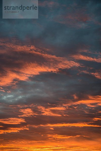 Sonnenuntergang mit rot leuchtenden Wolken  Deutschland  Europa