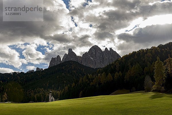 Gipfel der Geislergruppe mit Kapelle St. Lohann  Villnößtal  St. Magdalena  Südtirol  Italien  Europa