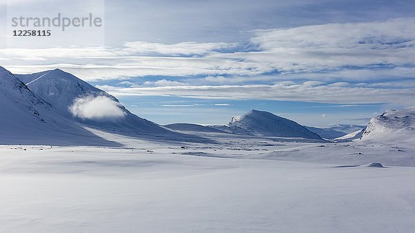 Wolke zwischen Bergen im Schnee  Tjäktja-Pass  Kungsleden oder Königsweg  Provinz Lappland  Schweden  Skandinavien  Europa