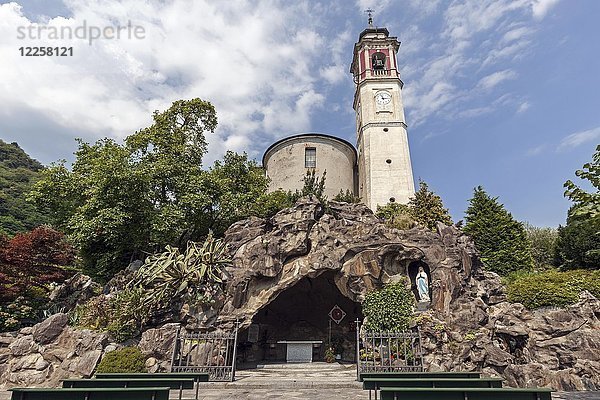 Pfarrkirche St. Georg  unterhalb einer Nachbildung der Lourdesgrotte  Mariengrotte  Cannero Riviera  Lago Maggiore  Provinz Verbano-Cusio-Ossola  Region Piemont  Italien  Europa