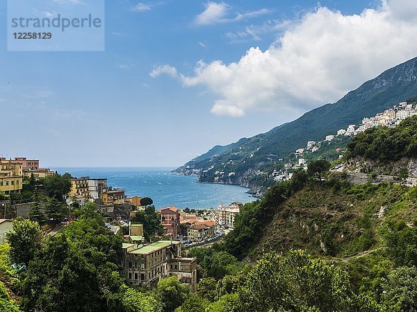 Blick auf Vietri sul Mare  Provinz Salerno  Halbinsel Sorrent  Amalfiküste  Kampanien  Italien  Europa