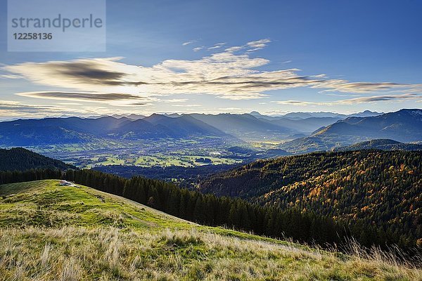 Schnaiteralm  Blick von Zwiesel über das Isartal mit Lenggries  Isarwinkel  Oberbayern  Bayern  Deutschland  Europa