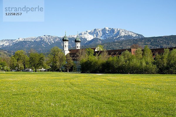 Kloster Benediktbeuern  hintere Benediktenwand Oberbayern  Bayern  Deutschland  Europa