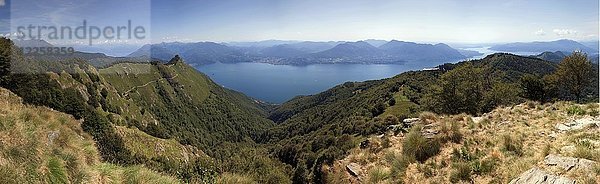 Blick von Morissolino zum Lago Maggiore  linker Gipfel der Cima di Morissolo  Panorama  Cannero Riviera  Provinz Verbano-Cusio-Ossola  Region Piemont  Italien  Europa