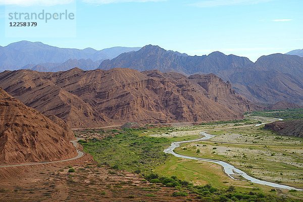 Blick über Flusslandschaft  rote Berge  Fluss Rio de las Conchas  Schlucht Quebrada de las Conchas  bei Cafayate  Provinz Salta  Argentinien  Südamerika