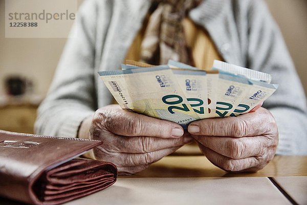 Hand einer Seniorin mit Euro-Scheinen  Seniorin zählt ihr Geld  Deutschland  Europa