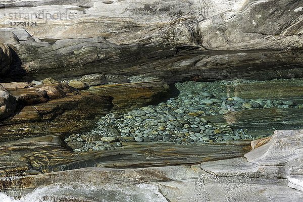 Klares Wasser und Felsformationen im Fluss Verzasca  bei Lavertezzo  Kanton Tessin  Schweiz  Europa
