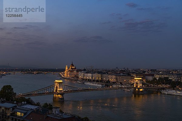 Stadtansicht  Donau mit Kettenbrücke und Parlament in der Abenddämmerung  Budapest  Ungarn  Europa