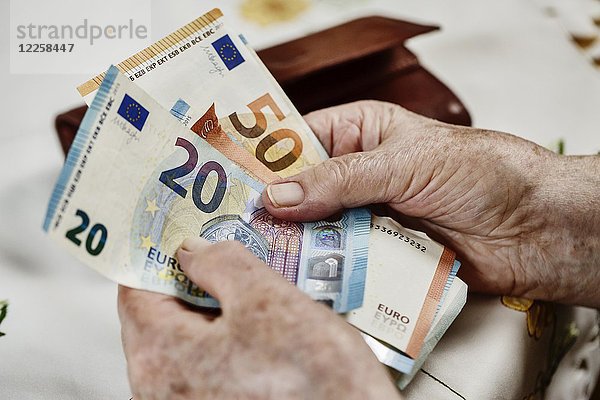 Seniorin zählt Geldscheine  Nahaufnahme  Deutschland  Europa