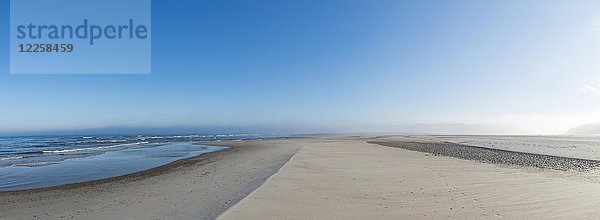 Frühnebel über dem leeren Strand  Henne Mølle Strand  Region Syddanmark  Dänemark  Europa