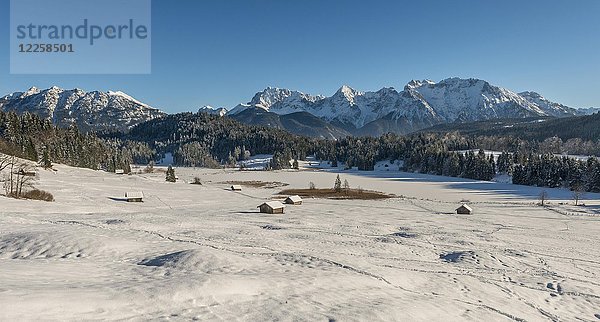 Gefrorener Geroldsee im Winter  Mittenwald  Karwendel  Oberbayern  Bayern  Deutschland  Europa