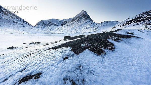 Berglandschaft und Berge im Schnee  Tjäktja-Pass  Kungsleden oder Königsweg  Provinz Lappland  Schweden  Skandinavien  Europa