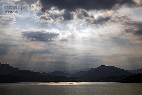 Dramatische Wolkenformation  Sonnenstrahlen hinter dunklen Wolken  Gewitterstimmung  Lago Maggiore  Provinz Verbano-Cusio-Ossola  Region Piemont  Italien  Europa