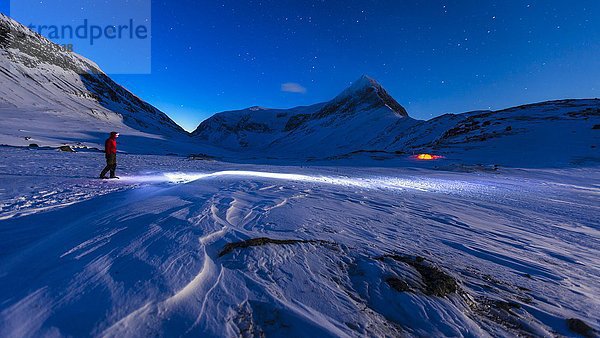 Person mit Zelt im Schnee  Kungsleden oder Königsweg  Provinz Lappland  Schweden  Skandinavien  Europa