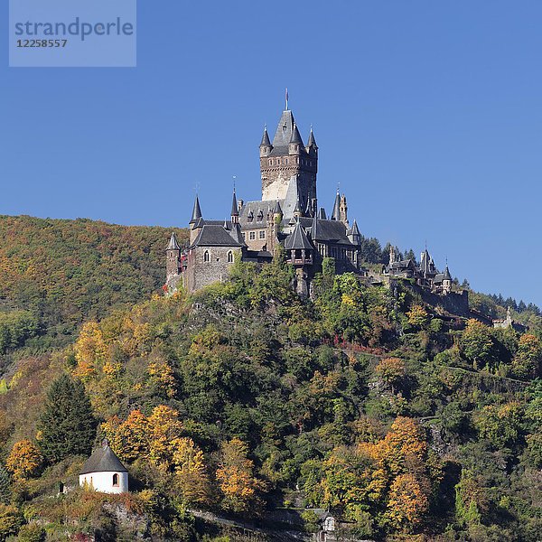 Burg Chochem im Herbst  Cochem  Rheinland Pfalz  Deutschland  Europa