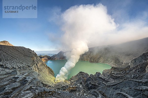 Vulkan Kawah Ijen  Vulkankrater mit Kratersee und dampfenden Schloten  Morgenlicht  Banyuwangi  Sempol  Jawa Timur  Indonesien  Asien