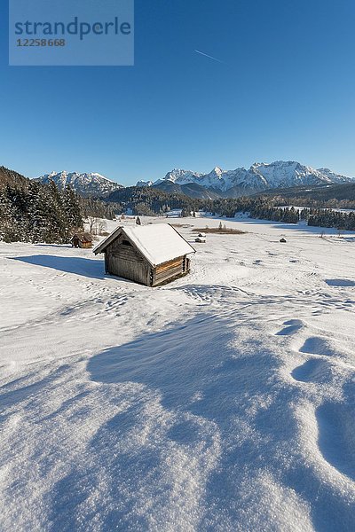 Heustadel in schneebedeckter Landschaft  zugefrorener Geroldsee im Winter  Mittenwald  Karwendel  Oberbayern  Bayern  Deutschland  Europa