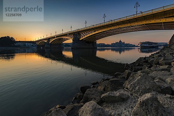 Margaretenbrücke mit Donau und Parlament  Morgenstimmung  Budapest  Ungarn  Europa